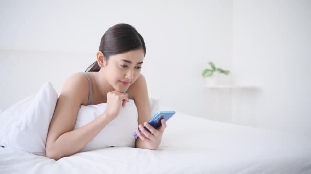 Urlaubskonzept Der Auflösung Asiatische Mädchen Spielen Mobiltelefone Schlafzimmer Soziales Netzwerk — Stockvideo
