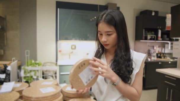 4K解像度のショッピングコンセプト アジアの女性はデパートで台所用品を買っている — ストック動画
