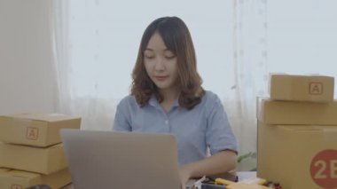 4k Kararlılığın iş konsepti. Çalışanlar müşteri siparişlerini kontrol etmek için bilgisayar kullanıyorlar. Metin Yazma.