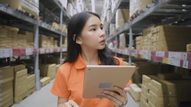 Concepto Negocio Resolución Una Mujer Asiática Está Revisando Productos Almacén — Vídeo de stock