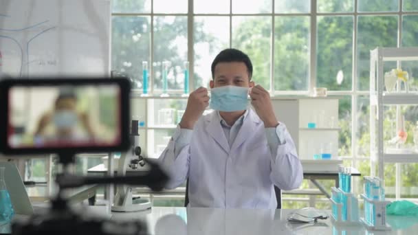 Felbontás Kutatási Koncepciója Ázsiai Tudósok Tanítják Hogyan Viseljenek Védőfelszerelést Miközben — Stock videók