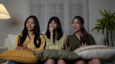 Tatil konsepti 4k Çözünürlük. Evde birlikte film izleyen Asyalı kadınlar. Eğlenceli ve heyecan verici eğlence aktiviteleri.