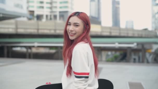 Conceito Férias Resolução Mulher Asiática Sorrindo Com Confiança Cidade Moda — Vídeo de Stock