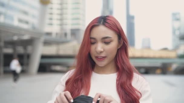 Urlaubskonzept Der Auflösung Asiatische Frauen Mit Masken Der Stadt Mädchenmode — Stockvideo