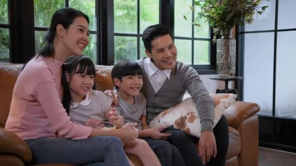 4K解像度のファミリーコンセプト 休暇で自宅で一緒に映画を見ているアジアの両親と子供 — ストック動画