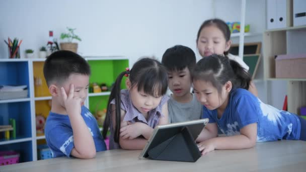 Pädagogisches Konzept Der Auflösung Kindergärtnerin Unterrichtet Kinder Mit Tablet Klassenzimmer — Stockvideo