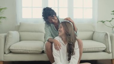 Tatil konsepti 4k Çözünürlük. Asyalı kadınlar oturma odasında omuzlarını kucaklıyor. Genç kadınların ortak bir lezbiyen ilişkisi var..