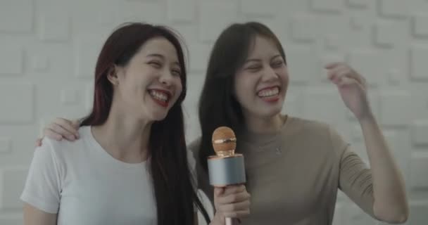 Urlaubskonzept Der Auflösung Asiatische Frauen Singen Gemeinsam Wohnzimmer Junge Frauen — Stockvideo