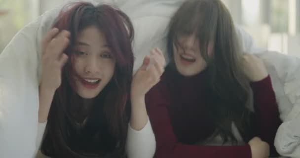 4K解像度のルームメイトコンセプト アジアの女性喜んでお互いにベッドルームでいじめる — ストック動画