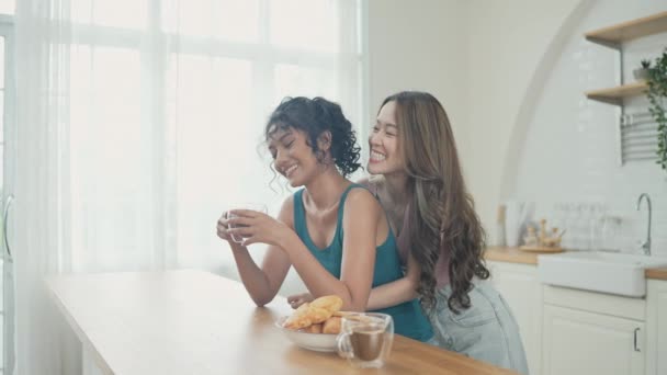 Concetto Vacanza Risoluzione Donne Asiatiche Che Prendono Caffè Insieme Cucina — Video Stock