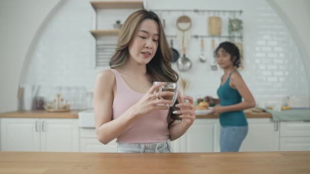 Concepto Vacaciones Resolución Mujeres Asiáticas Tomando Café Juntas Cocina Las — Vídeo de stock
