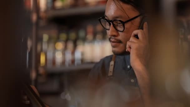 Night Club Concept Resolution Bartender Taking Orders Customers Phone Restaurant — Videoclip de stoc