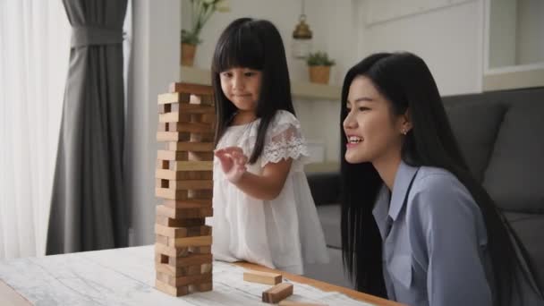 4K解像度的家庭概念 亚洲的母亲和女儿在客厅里玩游戏 — 图库视频影像