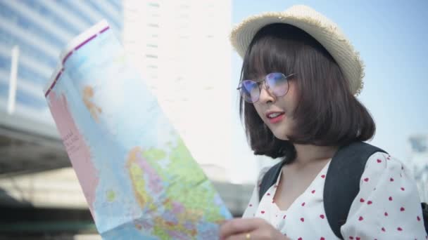 Concepto Viaje Resolución Las Mujeres Asiáticas Están Utilizando Mapas Para — Vídeos de Stock