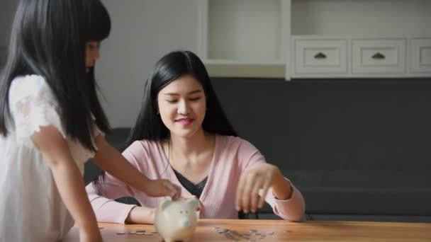 Concepto Familiar Resolución Mamá Está Enseñando Hija Asiática Cómo Depositar — Vídeos de Stock