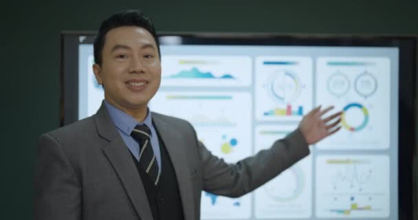 Koncepcja Biznesowa Rozdzielczości Azji Mężczyzna Biznesmen Wyjaśniając Wykresy Ekranie Telewizora — Wideo stockowe