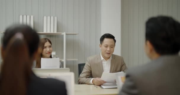 Kararlılığın Konsepti Çalışanların Ofiste Inceleme Için Projeyi Yöneticiye Devretmesi — Stok video