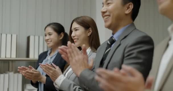 Kararlılığın Konsepti Asyalı Işadamı Alkışlıyor Şirketi Tebrik Ediyor — Stok video