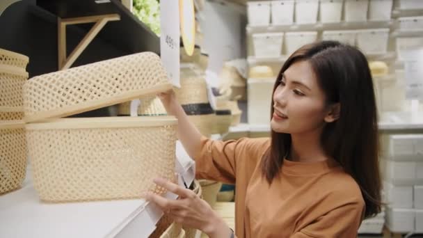 Concepto Compra Resolución Mujer Asiática Eligiendo Embalaje Centro Comercial — Vídeos de Stock