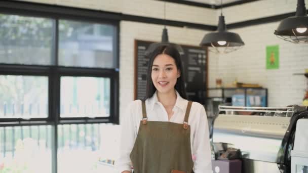 Barista Konsept Resolusjon Asiatisk Kvinne Hilser Kunder Kafe – stockvideo