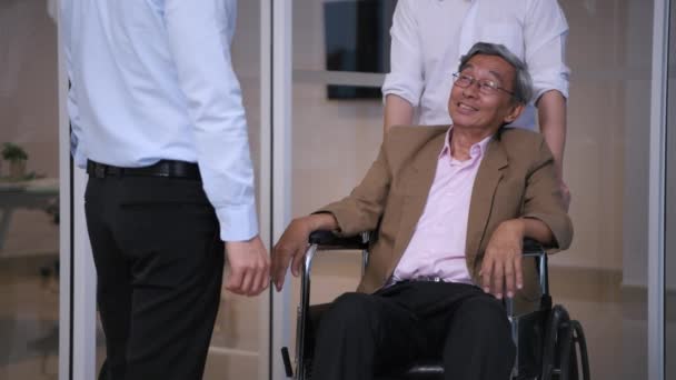 Conceitos Médicos Resolução Asiático Velho Homem Cadeira Rodas Apertando Mãos — Vídeo de Stock