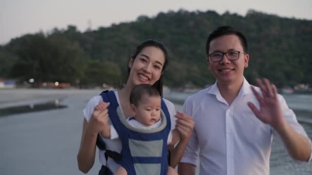 Tourism Concepts Resolution Asian Family Waving Beach — Stock Video