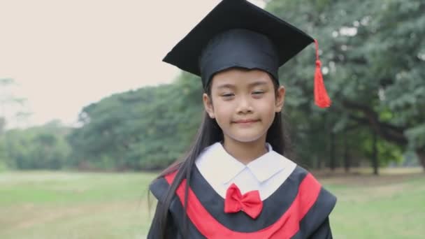 Образовательная Концепция Resolution Азиатские Девушки Счастливо Танцуют Выпускном — стоковое видео