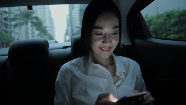 4K解像度の旅行の概念 車の中で携帯電話に座っているアジアの女性 — ストック動画