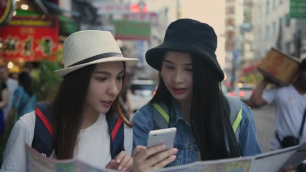 Travel Concept Resolution Asian Women Using Maps Find Places Together — ストック動画