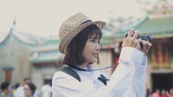 Tourism Concept Resolution Asian Woman Taking Pictures City Attractions Excitement — Stock Video