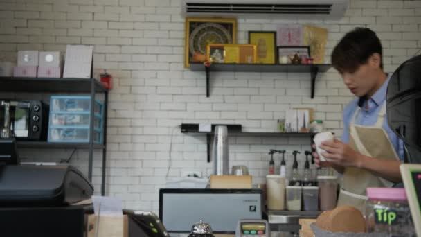 Kávézó Koncepció Felbontás Barista Kávésbögréket Szállít Vevőknek Üzletben — Stock videók