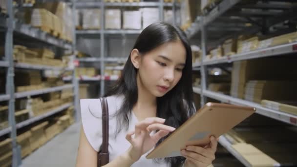 Alışveriş Konsepti Çözünürlük Depoda Mal Arayan Genç Kadınlar — Stok video