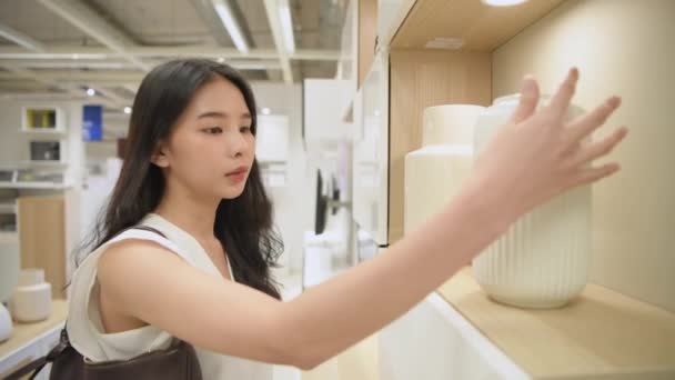 Koncepcja Zakupów Rozdzielczości Azjatki Wybierają Produkty Centrum Handlowym — Wideo stockowe