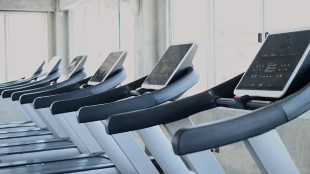 Konceptet Resolution Ändamålsenligt Titta Olika Träningsredskap Gymmet — Stockvideo