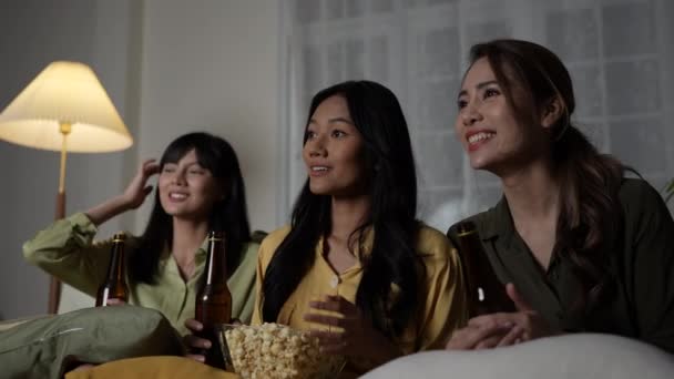 4K解像度の休日の概念 アジアの女性が家で一緒に映画を見ている 楽しさとエキサイティングなレジャー活動 — ストック動画