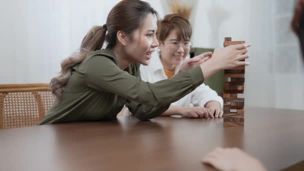 4K解像度の休日の概念 アジアの女性の友人のグループが自宅でゲームをプレイ 楽しさとエキサイティングなレジャー活動 — ストック動画
