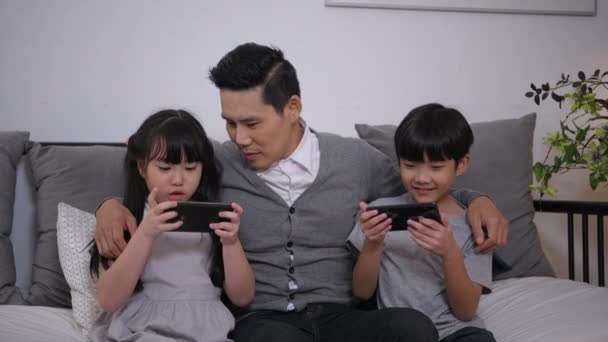 Родинна Концепція Resolution Азіатські Батьки Діти Бавляться Мобільними Телефонами Вітальні — стокове відео