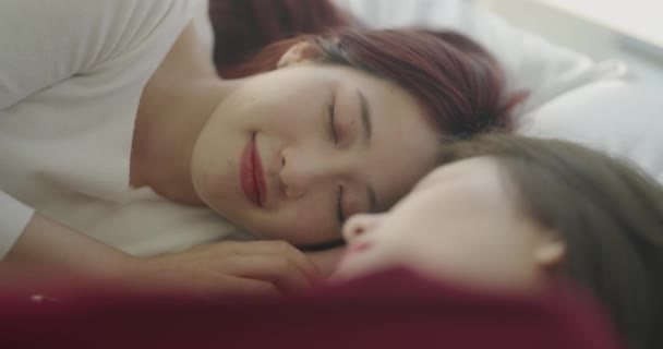 Rumskompis Koncept Med Upplösning Asiatiska Kvinnor Vaknar Sängen Morgonen Tillsammans — Stockvideo