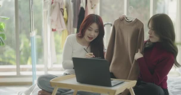 4K分辨率的室友概念 几个亚洲女人在家里用笔记本电脑互相帮助 在网上卖衣服 — 图库视频影像