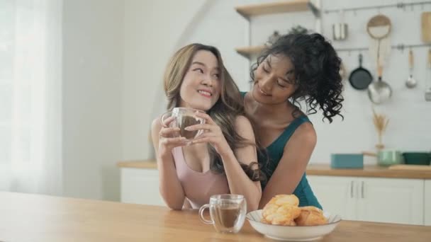 4K解像度の休日の概念 アジアの女性は台所で一緒にコーヒーを飲んでいます 若いです女性は相互レズビアン愛関係にあります — ストック動画