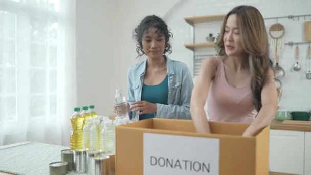 Freiwilliges Konzept Von Resolution Asiatische Frauen Packen Hause Gemeinsam Lebensmittel — Stockvideo