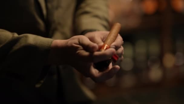 Night Club Concept Resolution Close Hand Asian Man Cutting Cigar — Video Stock