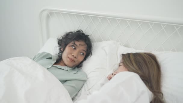 Mitbewohner Konzept Der Auflösung Asiatische Mädchen Unterhalten Sich Schlafzimmer — Stockvideo