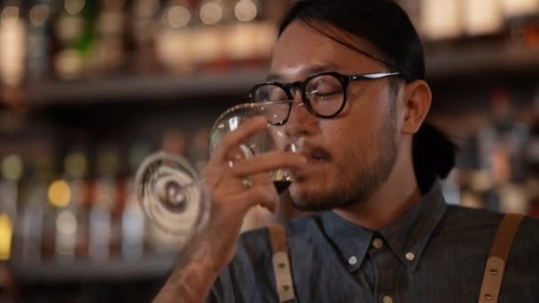 Concept Boîte Nuit Résolution Barman Souriant Avec Confiance Dans Magasin — Video