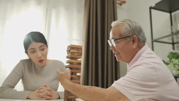 Concept Vacances Résolution Familles Asiatiques Jouant Ensemble Dans Maison Activités — Video