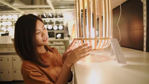 대한민국의 보물제 지정되어 쇼핑센터에서 램프를 고르고 아시아 — 비디오