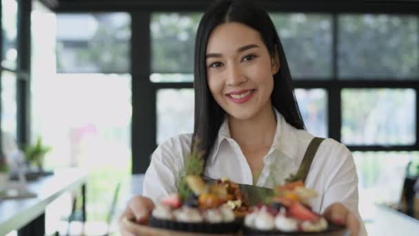 Kaffebutik Koncept Upplösning Asiatisk Kvinnlig Anställd Lämnar Tryggt Tårta Till — Stockvideo