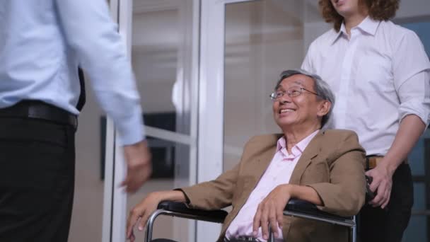 Conceptos Médicos Resolución Asiático Anciano Silla Ruedas Estrechando Mano Con — Vídeos de Stock