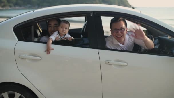Туристические Концепции Разрешение Азиатские Родители Дети Машут Прощание Машине Путешествие — стоковое видео