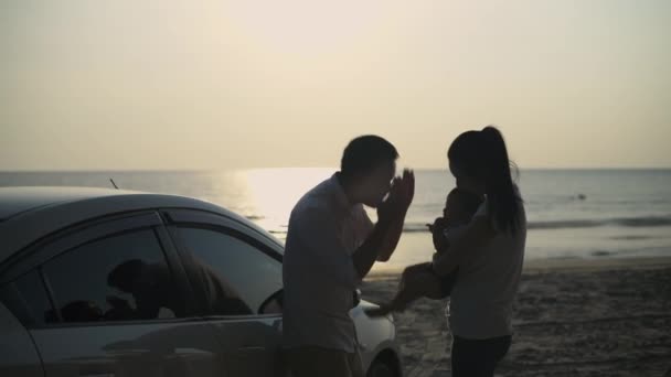 Turisztikai Koncepciók Felbontás Ázsiai Szülők Gyerekek Utaznak Parton Személygépkocsival Történő — Stock videók